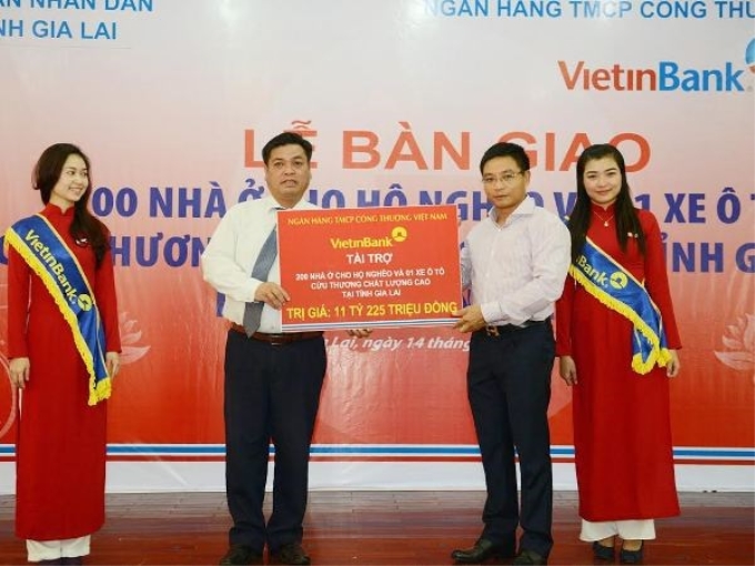 Chủ tịch Hội đồng quản trị VietinBank Nguyễn Văn Thắng trao tài trợ cho đại diện tỉnh Gia Lai. (Nguồn: VietinBank).